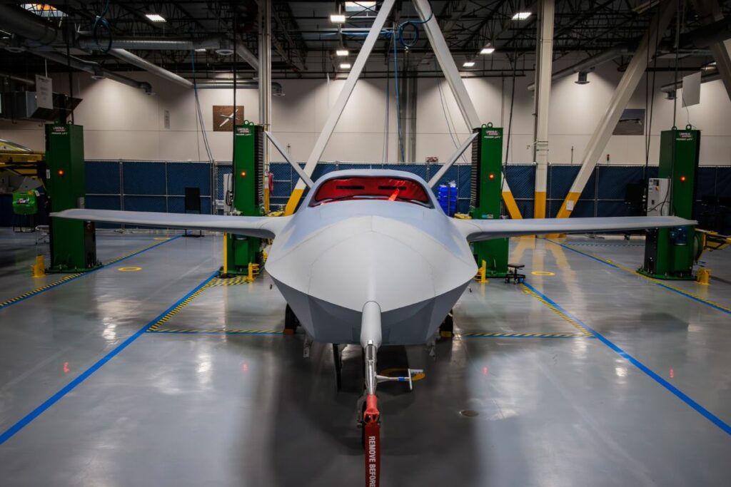 Un YFQ-42A de General Atomics lors d’essais au sol à Poway, en Californie. Crédit : Secretary of the Air Force Public Affairs / U.S. Air Force — Domaine public.