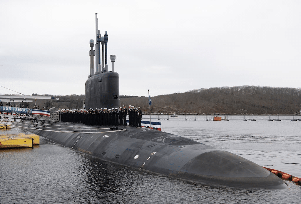 Les marins à bord du sous-marin d'attaque rapide de classe Virginia Iowa s'affairent aux rames lors d'une cérémonie de mise en service à Groton, dans le Connecticut, samedi. (John Narewski/U.S. Navy)