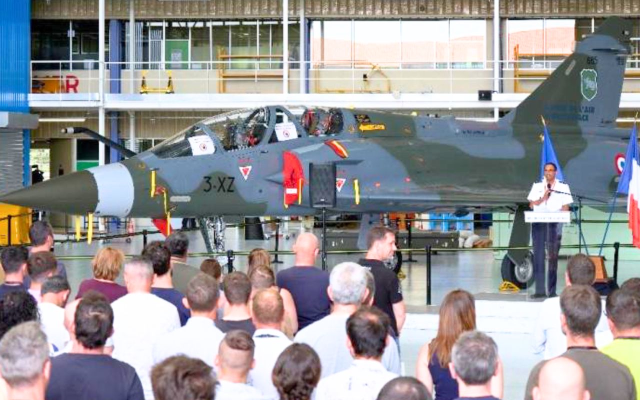 Ce Mirage 2000 a plus de 30 ans mais reste redoutable : la France a terminé de moderniser 50 de ces chasseurs avec canon et missiles neufs