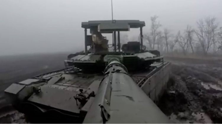 Char T-80BVM de l'armée russe lors d'opérations en ligne de front