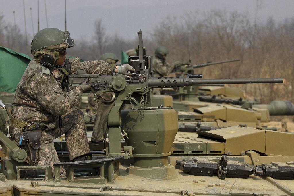 Des soldats de l'armée de la République de Corée participent à un exercice de tir réel de blindés près du mont Yongmoonsan, en Corée du Sud. Photo : Seung-il Ryu/NurPhoto via AFP