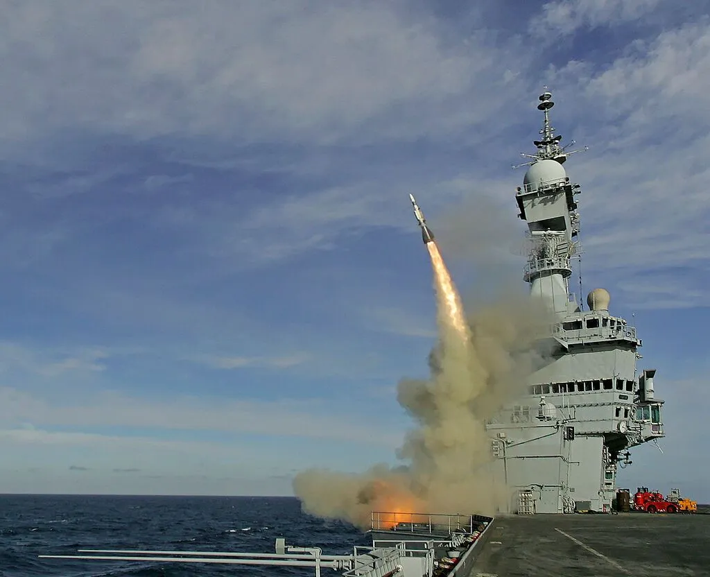 Tir d'un missile antiaérien MBDA depuis le pont d'un navire de guerre, l'un des systèmes qui portent le carnet de commandes record du groupe (Source : MBDA)