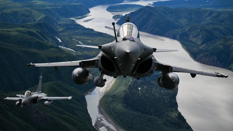 Chasseur Rafale de l'armée de l'Air française en vol au-dessus de l'Alaska (Source : DGA)