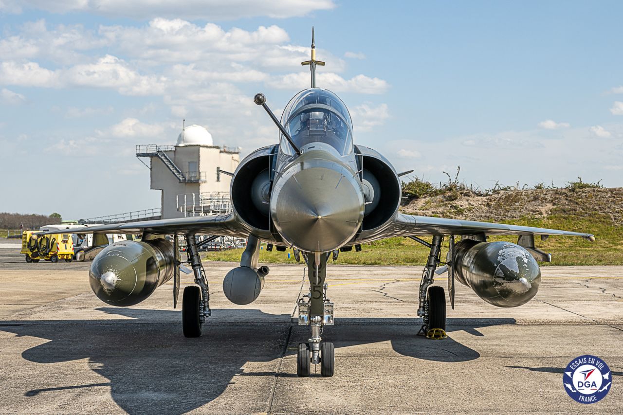 Le Mirage 2000D, en service depuis le début des années 1990, doit rester opérationnel jusque dans les années 2030 grâce à sa rénovation à mi-vie. (©DGA Essais en vol)