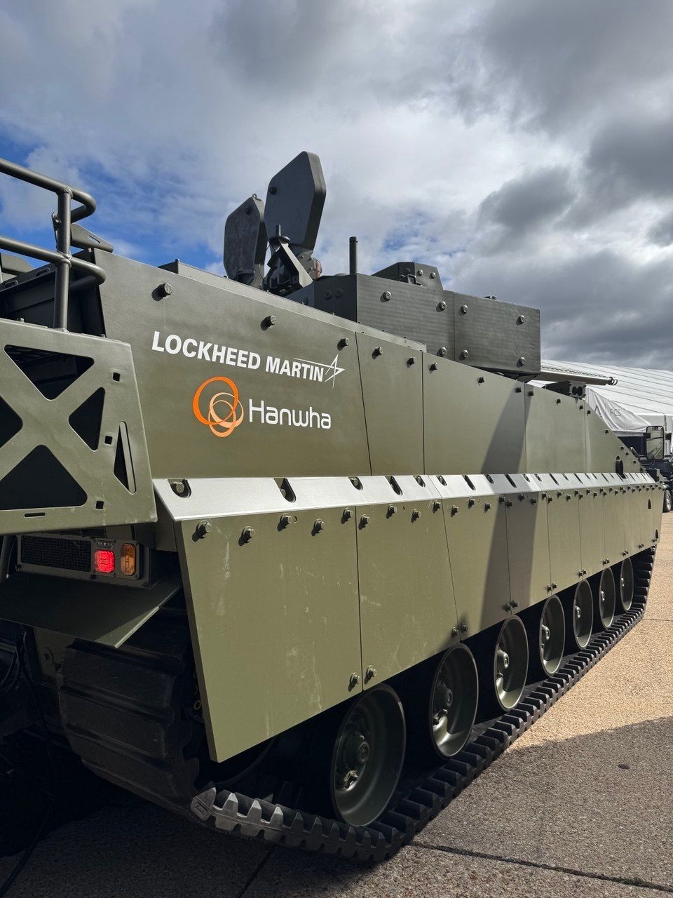 Le Redback présenté au salon DVD 2026 porte les logos des deux industriels associés sur cette version à tourelle britannique de 40 mm. (©Hanwha Aerospace)