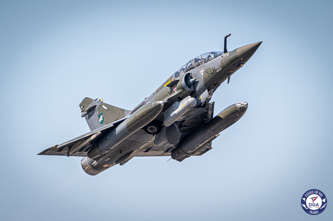 Mirage 2000D en vol avec le pod Talios accroché sous le fuselage