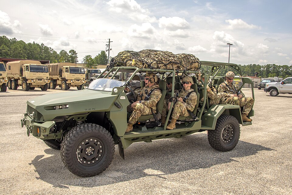 Le M1301 et ses neuf soldats. Ce véhicule non blindé de 2,2 tonnes remplace des chars de 70 tonnes dans plusieurs unités de la garde nationale. (Source image : Michael Zigmond, Airborne and Special Operations Test Directorate / U.S. Army, domaine public)