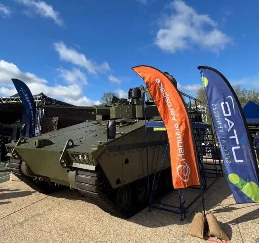 Présenté en extérieur à DVD 2026, le Redback attend encore un premier client pour cette configuration à tourelle britannique. (©Hanwha Aerospace)