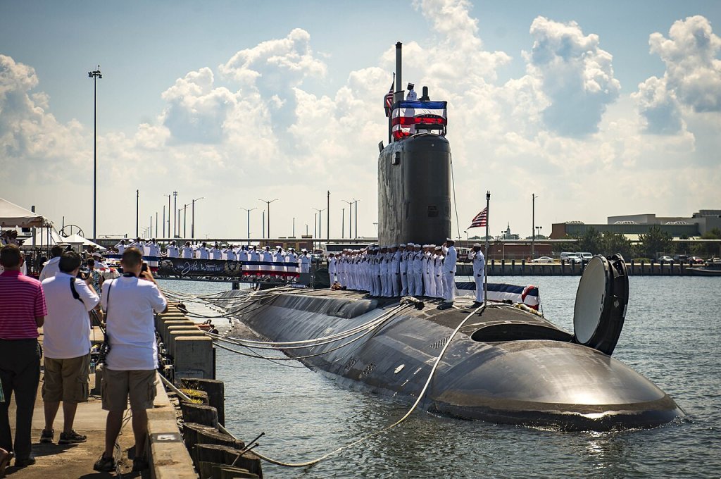 Sous-marin américain Virginia bloc III à quai, l'un de ses deux tubes de charge ouvert à la proue