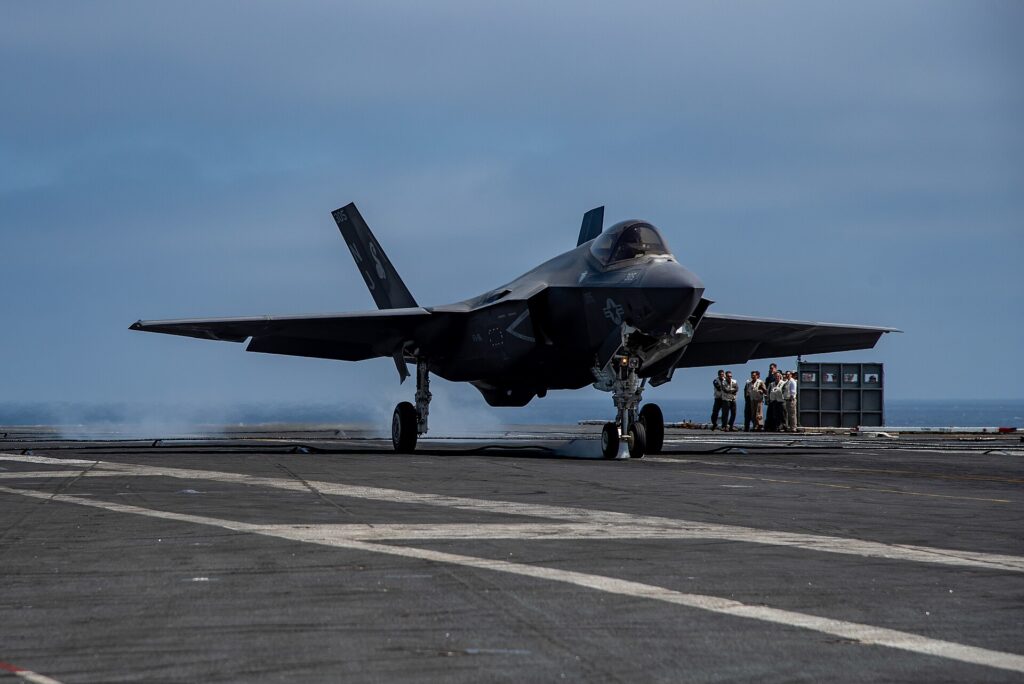 Un F-35C Lightning II des « Sidewinders » de l'escadron de chasseurs d'attaque (VFA) 86 effectue un toucher-décollage sur le pont d'envol du porte-avions USS Nimitz (CVN 68) dans l'océan Pacifique, le 26 juillet 2024 (Source : Wikicommons)
