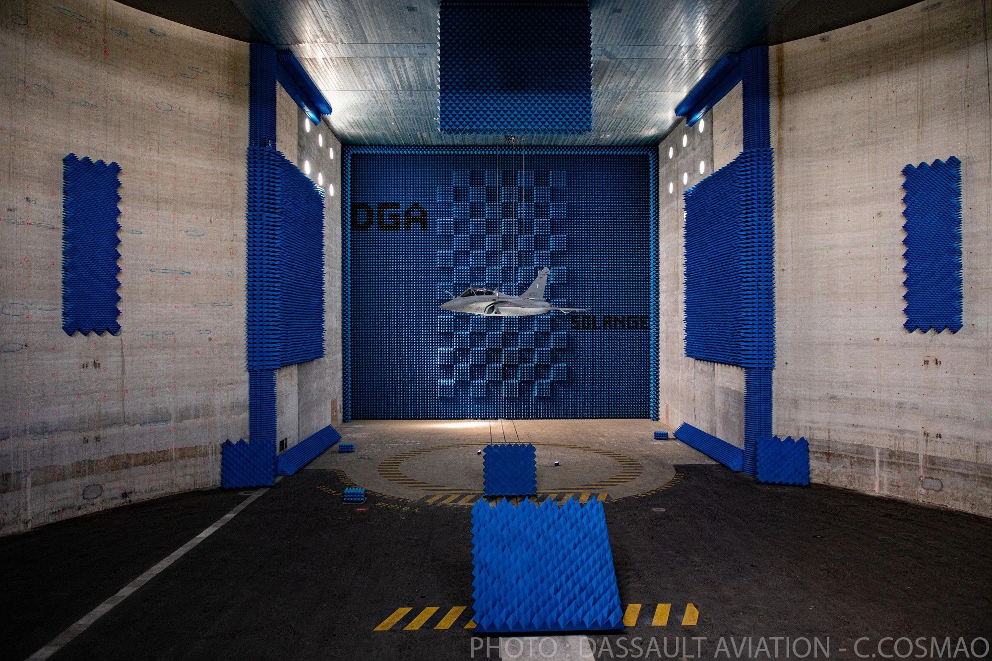 Un Rafale dans une chambre de mesure radar de la DGA. Photo : Dassault Aviation / C. Cosmao