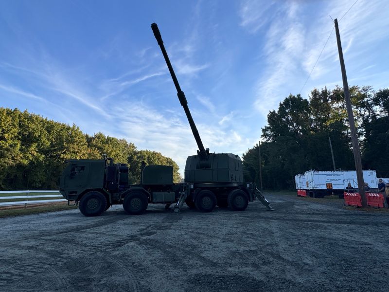 Canon automoteur de 155 mm monté sur châssis de camion militaire, tube relevé et vérins stabilisateurs déployés