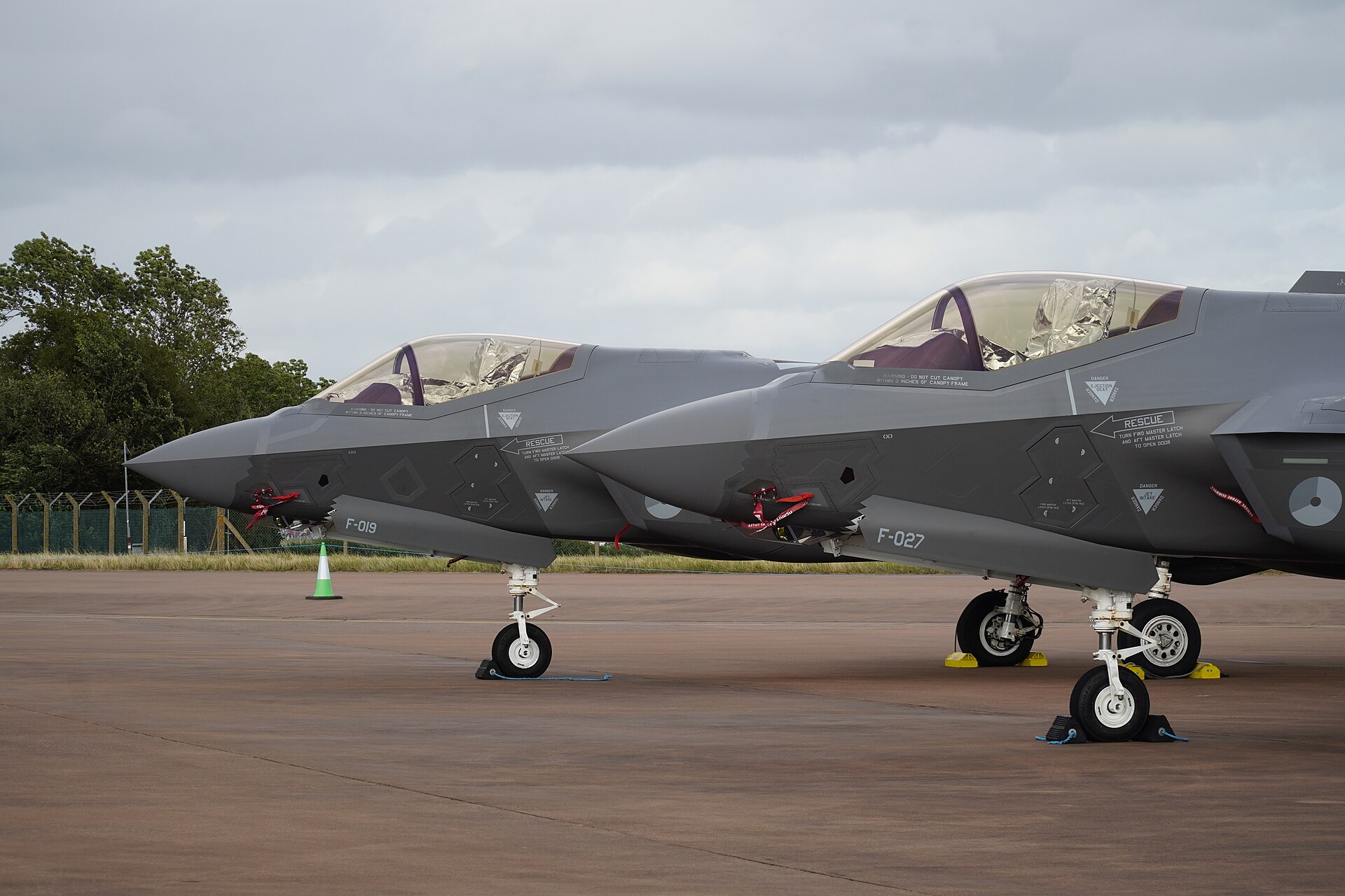 Deux F-35A de l’armée de l’air néerlandaise stationnés sur une aire de parking