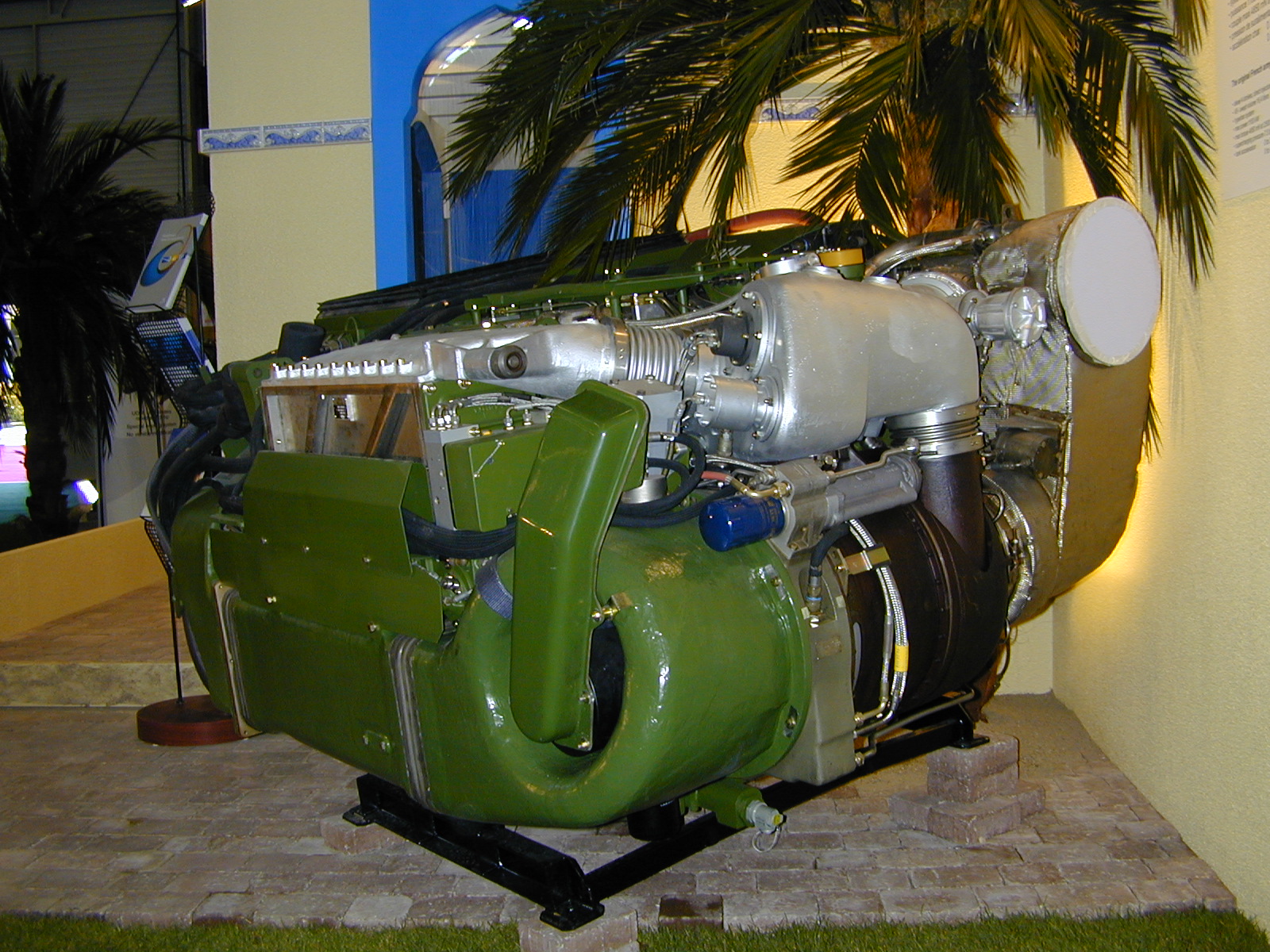 Groupe motopropulseur V8X-1500 Hyperbar du char Leclerc, avec sa turbomachine et ses conduits d'air visibles à droite du bloc moteur