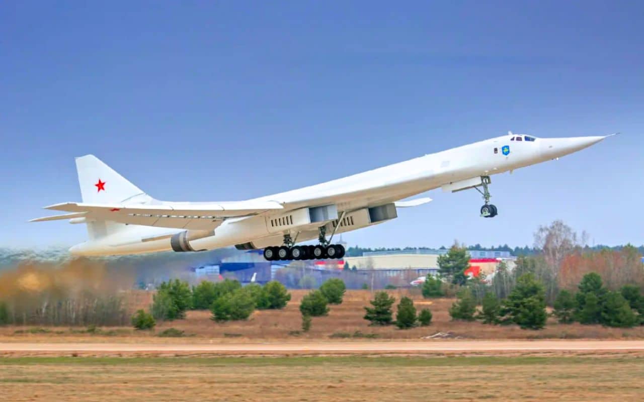 Un bombardier stratégique russe au décollage, train d’atterrissage encore sorti