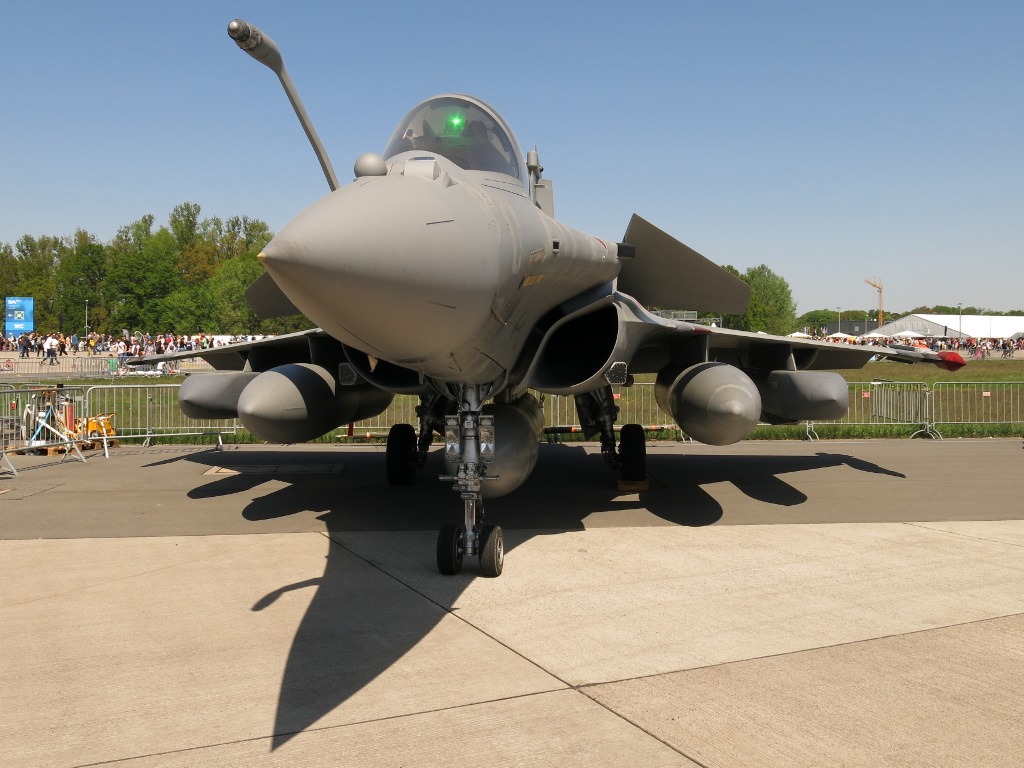 Rafale B de l'armée de l'Air française porteur de deux démonstrateurs de missile Storm Shadow SCALP, au salon de Berlin