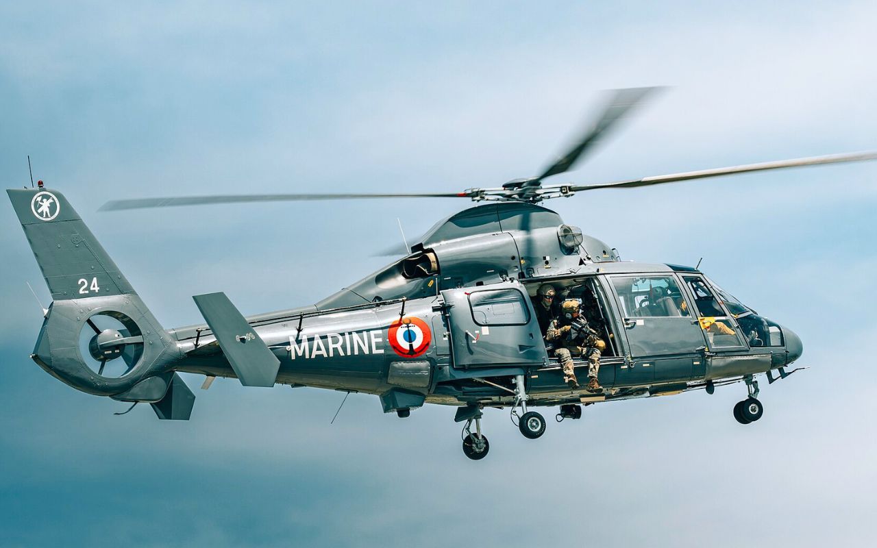 Un hélicoptère Dauphin de la Marine nationale en vol, porte latérale ouverte