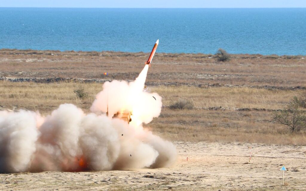 Ce nouveau missile américain promet de coûter trois fois moins cher que ses rivaux, sauf que les prix de comparaison ont été choisis au plus haut