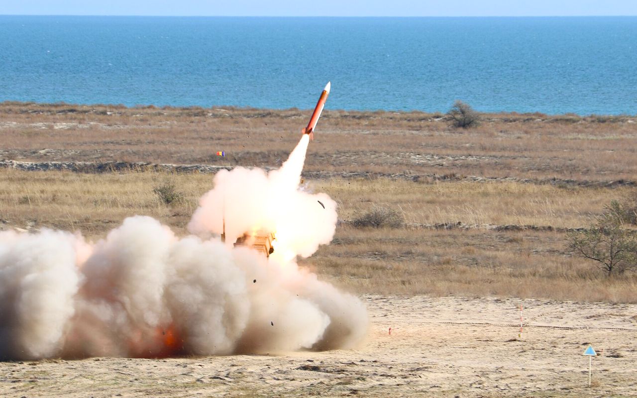 Un missile Patriot quitte sa rampe dans un nuage de fumée lors d’un tir d’exercice en bord de mer
