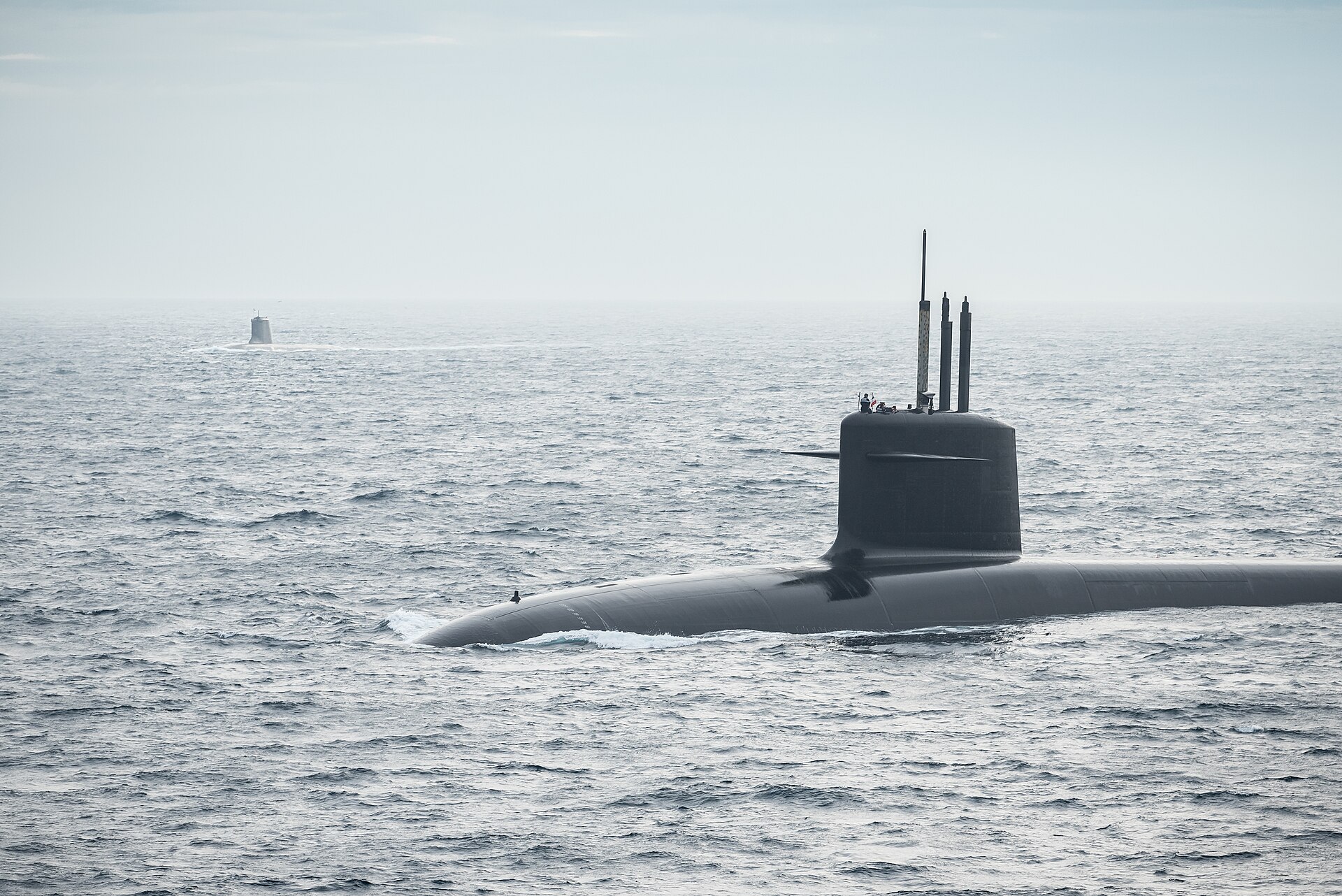 Un sous-marin lanceur d’engins en surface au large de Brest, un second sous-marin visible à l’horizon