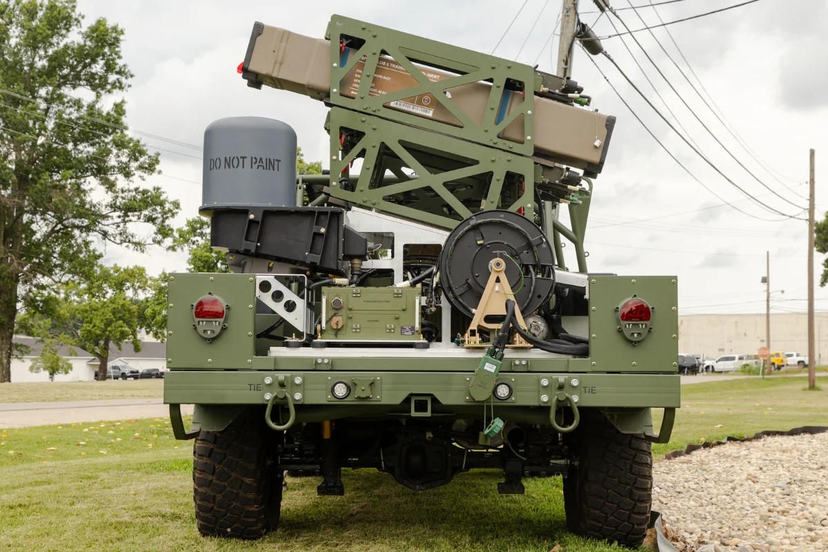 Véhicule tactique léger ISV-U de l'armée américaine équipé d'un lanceur de missiles Spike NLOS
