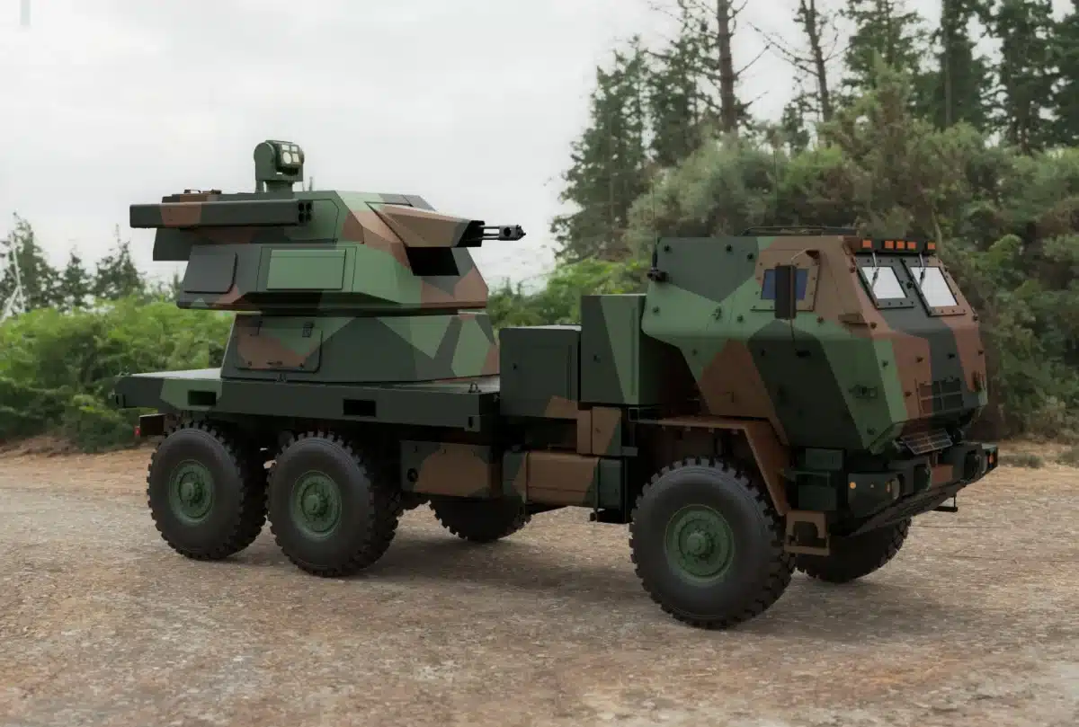 Vue de synthèse d’un système antidrone à tourelle monté sur un camion six-roues.jpg
