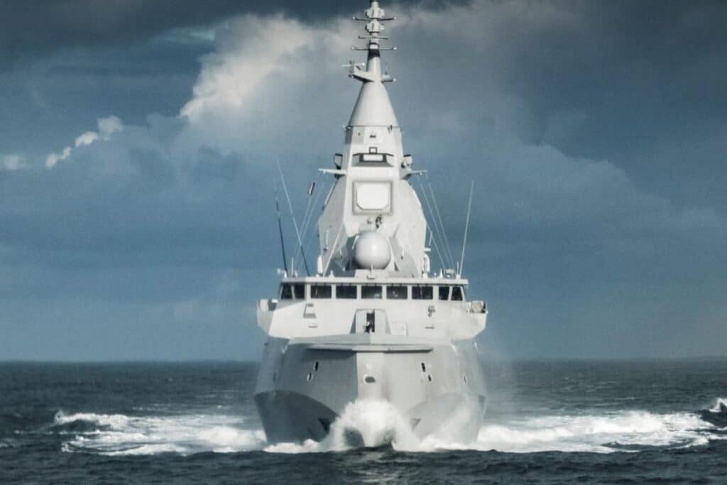 Avec son étrave inversée, la FDI ne craint aucune mer.