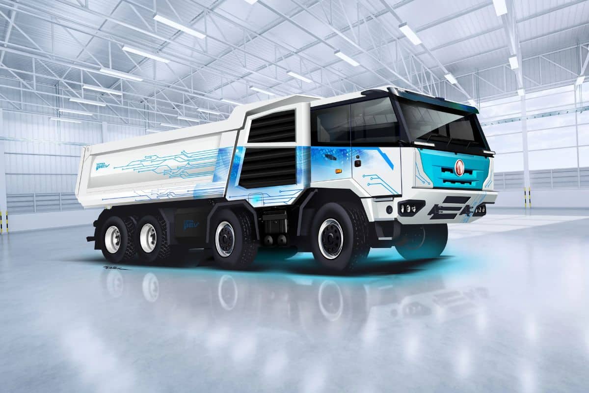 Appartenant à CSG, Tatra Trucks a dévoilé fin septembre 2025 son tout premier camion électrique entièrement alimenté par batteries, le Tatra Force e-Drive BEV 8x8,