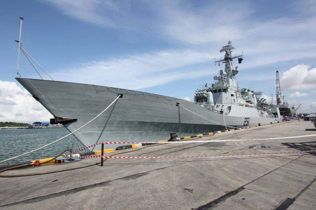 La frégate F-22P Zulfiquar à Port Klang, en Malaisie (27 août 2009).
