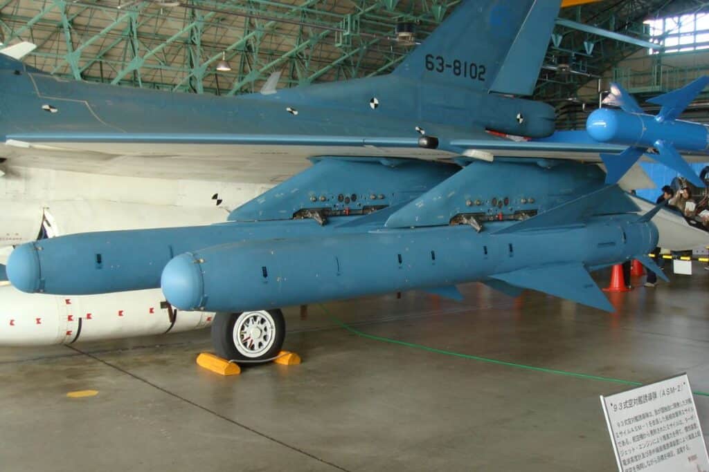 Missile air-mer guidé Type 93 de la Force aérienne d’autodéfense japonaise (JASDF), projectile factice (bleu). Photographie prise le 30 novembre 2008 sur la base aérienne de Gifu de la JASDF.