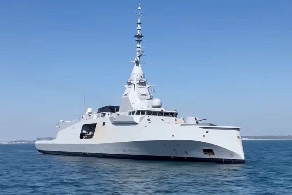 En l'espace de trois ans, la cadence de construction des FDI, reconnaissables à leur étrave inversée, entièrement numérisés et fortement armés a tout simplement été multipliée par deux.