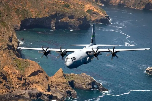 Un C-130J Hercules du 146e escadron de transport aérien de la Garde nationale aérienne, basé à Channel Island (Californie), survole la côte de l’île de Santa Cruz, près de la Californie. (Photo de l’US Air Force/Sergent-chef Dennis Goff)