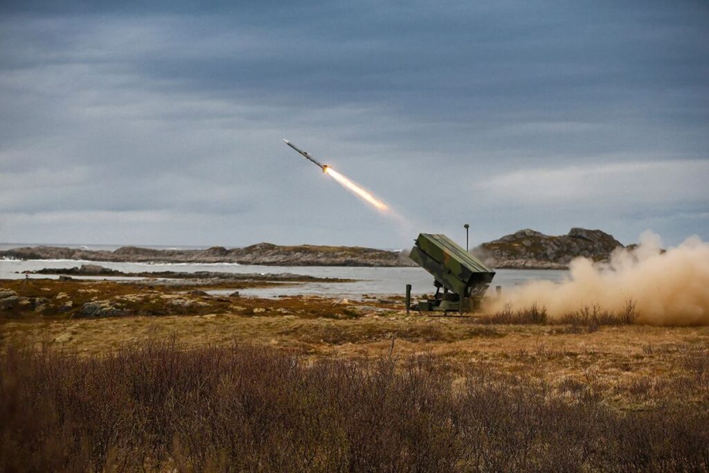 Le NASAMS (National Advanced Surface-to-Air Missile System) développé avec l'américain Raytheon est le premier système de défense aérienne terrestre à courte et moyenne portée, centré sur un réseau et opérationnel au monde.