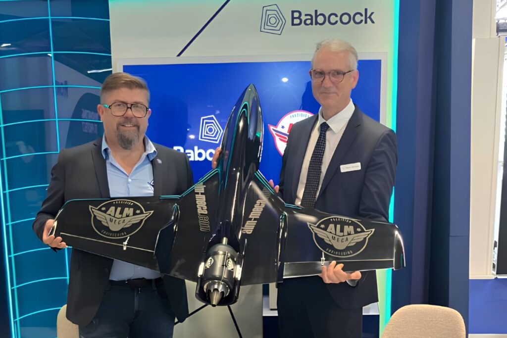 Laurent SCHAAL, gérant d’ALM Méca et Pierre Basquin, Chief Executive Aviation & CEO France de Babcoc à droite pose avec un drone Fury.