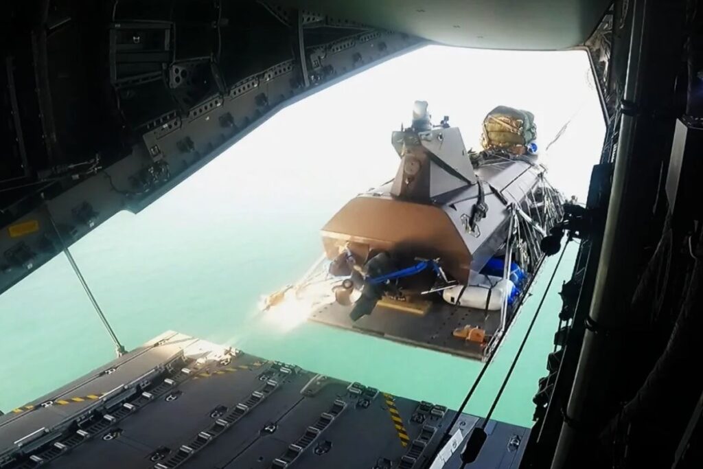Le K3 SCOUT a été largué à 400 mètres d'altitude depuis un Airbus A400M Atlas de la Royal Air Force.