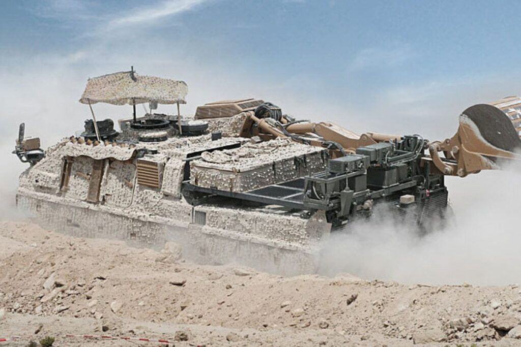 Le WiSENT 2 de FFG est un véhicule blindé de soutien multifonction basé sur le châssis du Leopard 2. Capable d'être reconfiguré en moins de cinq heures pour des missions de dépannage, de génie, de déminage ou de franchissement, il combine une protection de niveau OTAN STANAG 4569, une mobilité équivalente à celle d'un char de combat et une capacité de levage allant jusqu'à 32 tonnes. — Crédit : FFG Flensburger Fahrzeugbau.