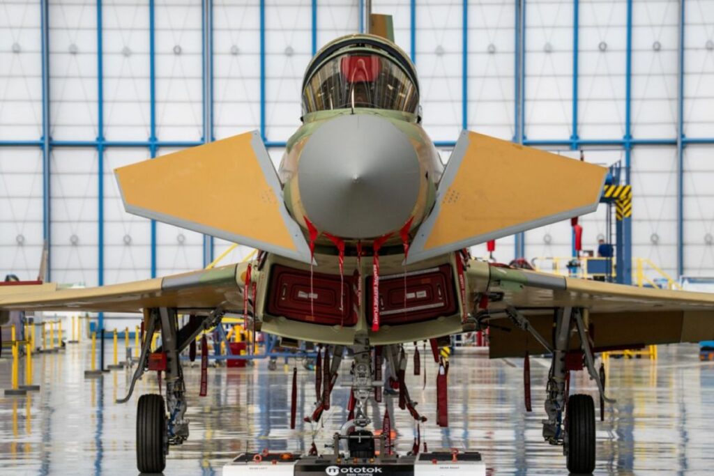 Également commandé par l'Espagne en 20 exemplaires, l'Eurofighter Typhoon tranche 4 se présente comme un concurrent du Rafale F4.