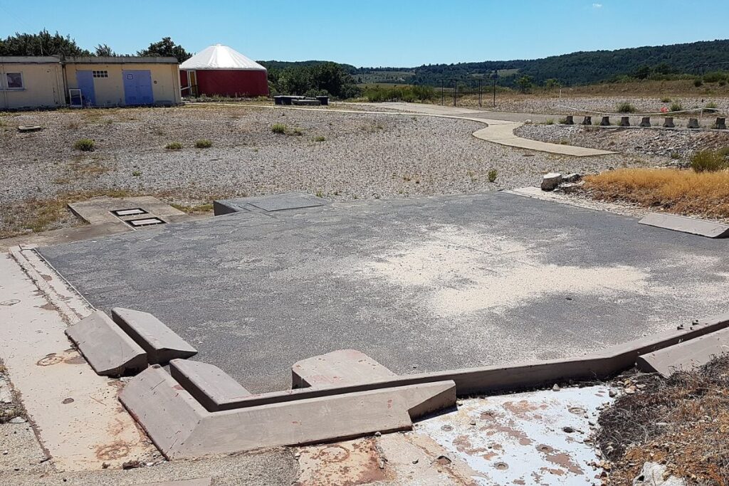 Bâtiment de services techniques et de couverture du silo à missiles de l'Observatoire Sirène - crédit : Mztourist