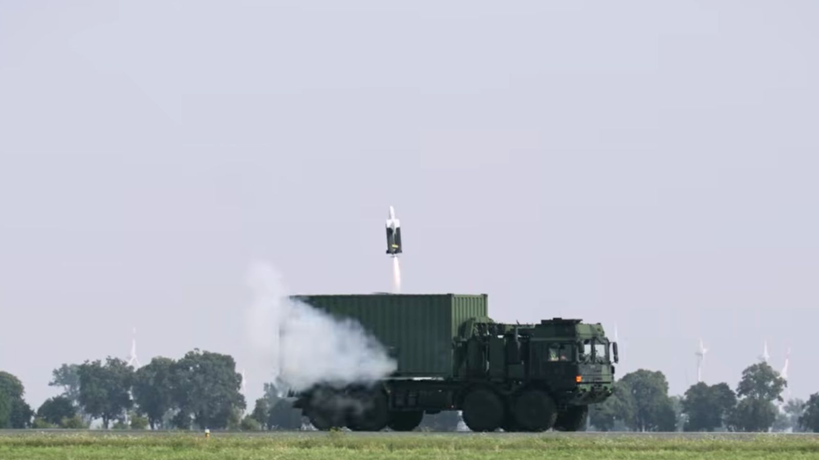 L’Allemagne réalise une brillante démonstration de son nouveau savoir-faire dans les munitions rôdeuses avec ce tir depuis un conteneur sur un camion roulant