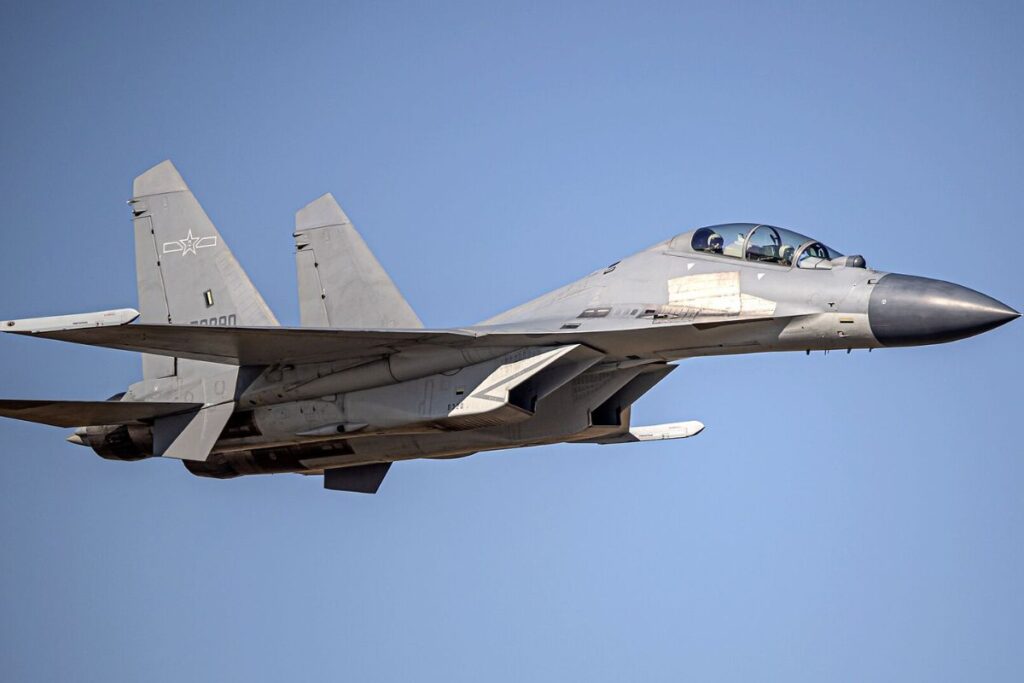 Le Shenyang J-16 est l’un des principaux chasseurs multirôles lourds de l’aviation chinoise. Dérivé de la famille du Su-27/Su-30, ce biréacteur biplace peut atteindre Mach 2, parcourir jusqu’à 3 900 km et emporter missiles air-air, antinavires, anti-radars et bombes guidées sur 12 points d’emport. Sa variante J-16D est spécialement consacrée à la guerre électronique et au brouillage.