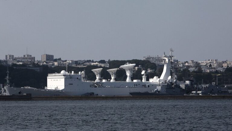 Ce navire français surnommé la « reine des quais » est le deuxième plus long de la Marine nationale derrière le Charles de Gaulle : Le Monge