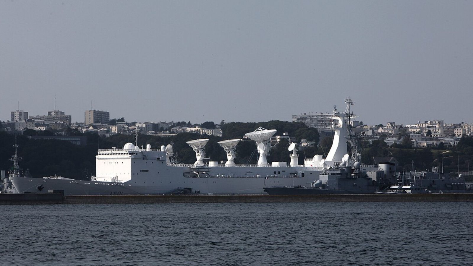 Ce navire français surnommé la « reine des quais est le deuxième plus long de la Marine nationale derrière le Charles de Gaulle : Le Monge