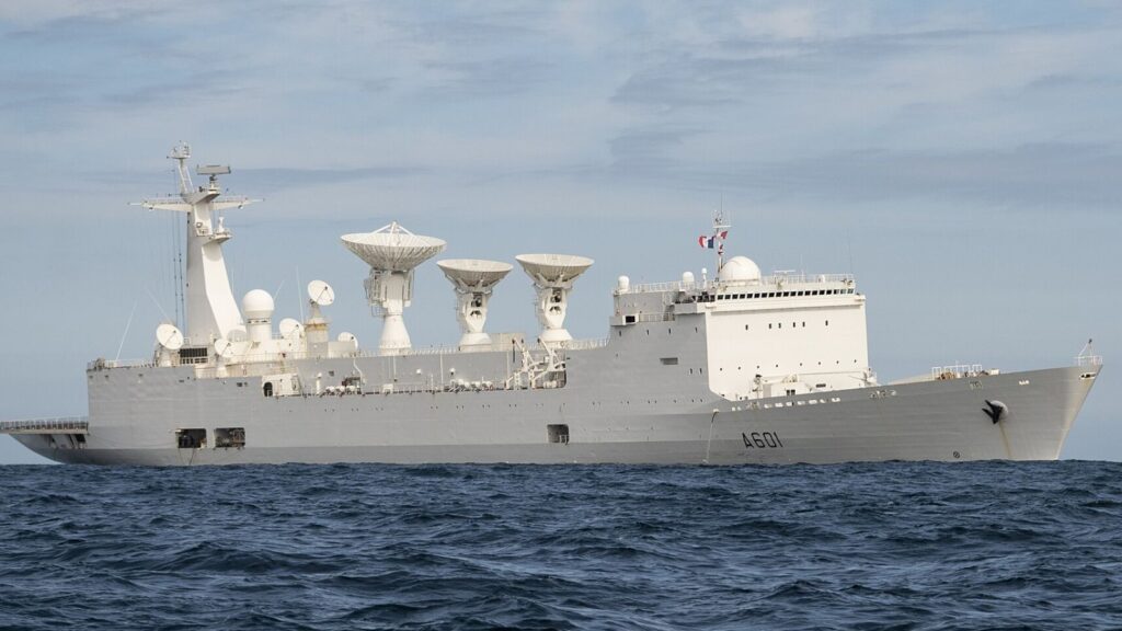 Exercice homme à la mer le samedi 14 mai en océan Atlantique. Du 14 au 18 mai 2022, le bâtiment d'essais et de mesures (BEM) Monge effectue son maintien en conditions opérationnelles (MECO) dans le zonex Atlantique - crédit : Marine nationale