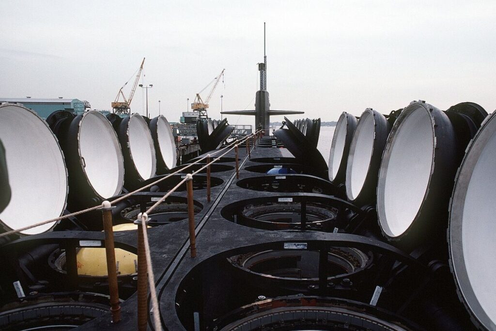 Vue du pont, orientée vers la proue, du sous-marin nucléaire lanceur d'engins OHIO (SSBN-726), tubes lance-missiles ouverts lors des opérations de pré-mise en service.