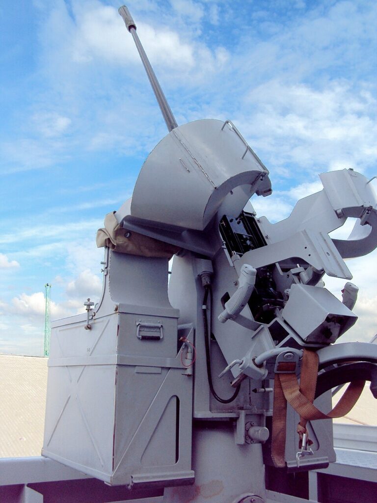 Issu de la même famille que le canon de Marine de 20 mm modèle F2 (ici à bord de la frégate Forbin), le canon du Proteus est un dérivé du GIAT M693. L’armée de Terre a récupéré d’anciens canons montés sur affûts antiaériens 53T2 pour leur offrir une seconde vie dans la lutte contre les drones.Crédit : Bublegun — CC BY-SA 3.0 — Wikimedia Commons