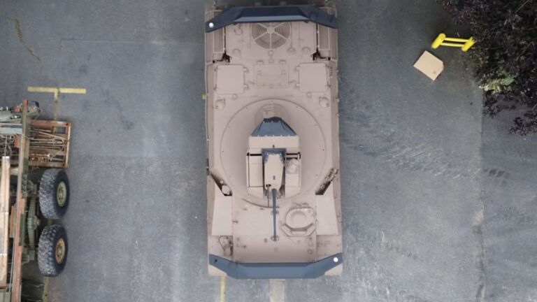 La robotisation de l’armée de Terre française prend des formes inattendues comme avec ce démonstrateur REFURBOT monté sur un vieux châssis d’AMX-32