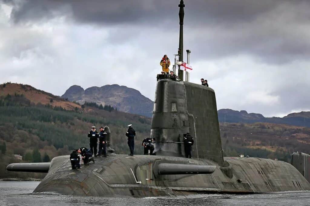 La classe Astute de la Royal Navy comptera sept sous-marins à propulsion nucléaire. Le HMS Astute, Ambush, Artful, Audacious et Anson sont actuellement en service actif, tandis que deux autres bâtiments – le HMS Achilles et le HMS Agamemnon  sont en cours de construction. (source : Royal Navy)
