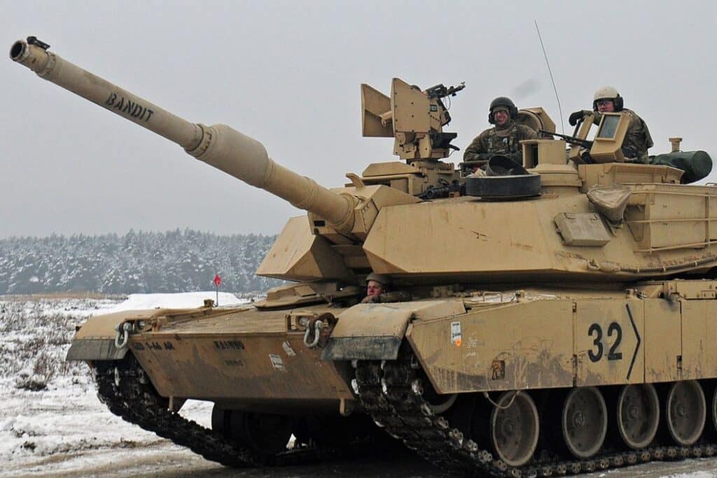 Un M1A2 Abrams de la 4e division d'infanterie en manœuvre sur un polygone de tir près de Żagań, en Pologne, en 2017.